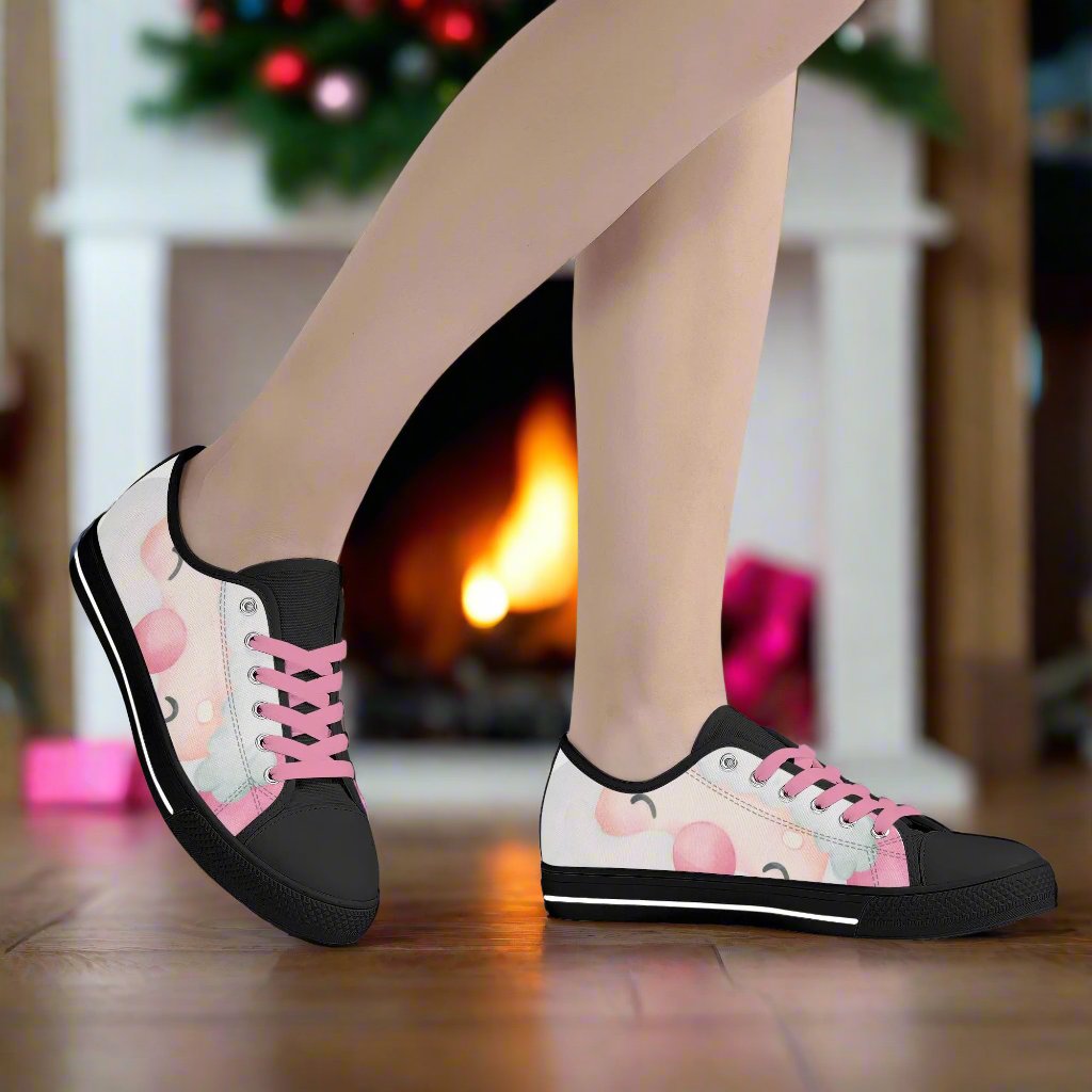 PINK CHRISTMAS Womens MD Low Top Pink Santa Canvas Shoes